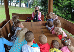 Dzieci zgadują, jaki instrument znajduje się w pokrowcu.